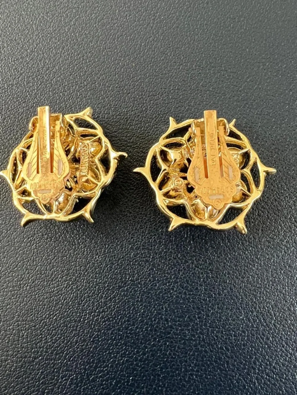 Vintage Trifari Gold Tone Leaf Swirl Clip on Earring - Picture 5 of 5